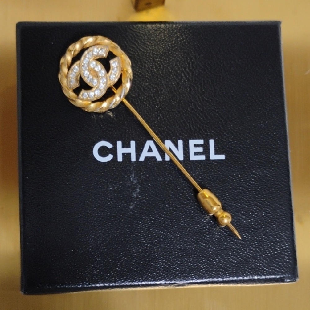 SALE! Auth CHANEL Coco Gold Crystal Lapel Pin Brooch W Crystal Details & Box - Picture 7 of 9